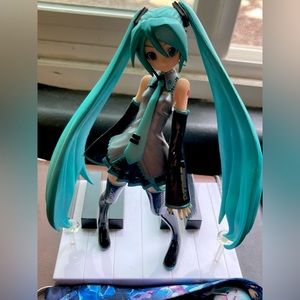 Hatsune Miku Bundle Figure and Lanyard
